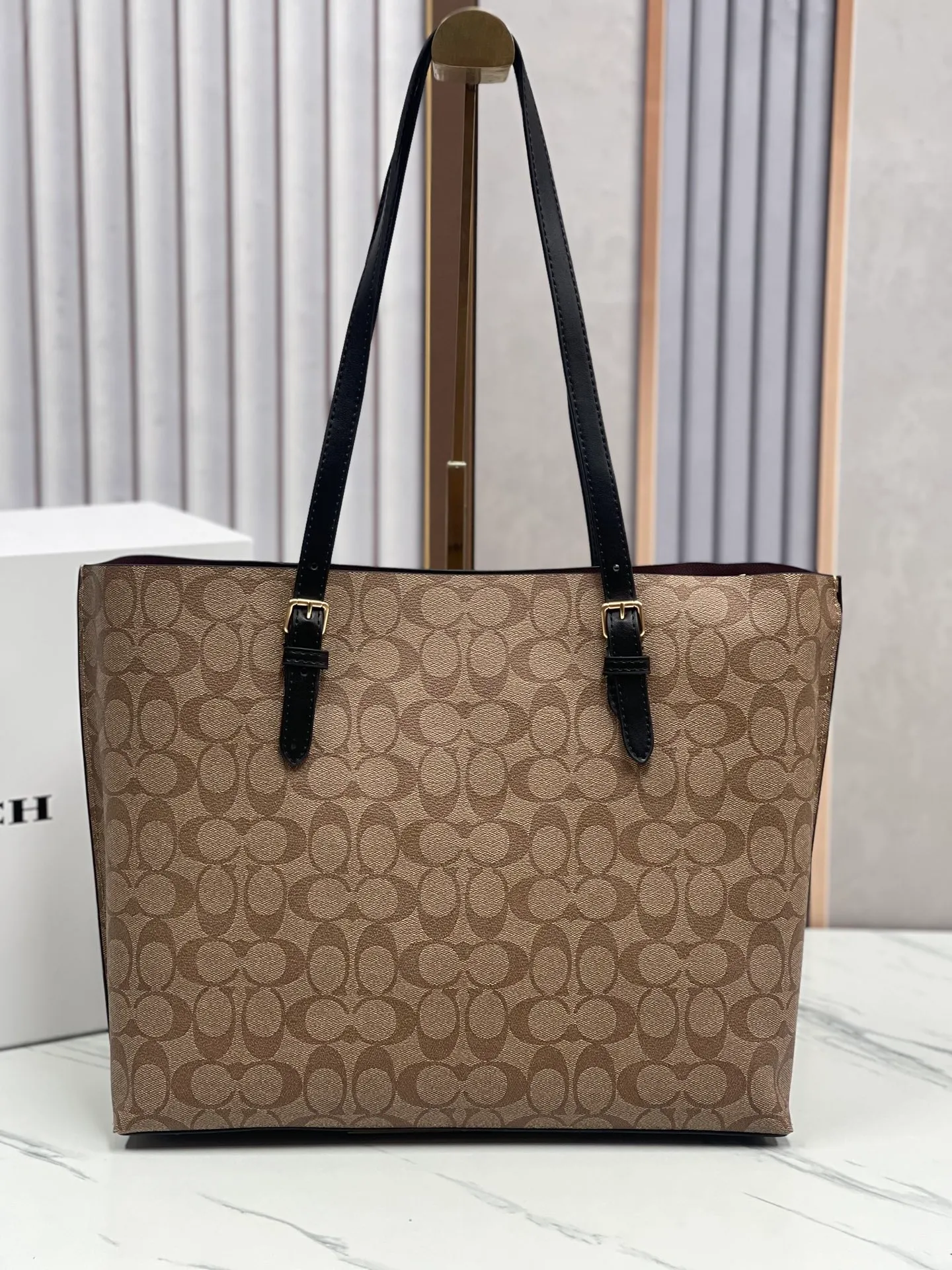 P440¥Coach’s counter model mollie tote series, model 1665, the new tote bag, the latest style, with compartments and zippers, convenient and private, and will make you consciously load them in categories. New bag appearance, large capacity, original opening. Size approximately 34/13/28,