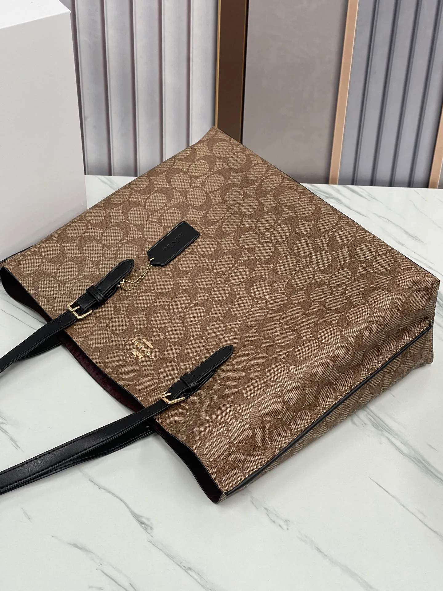 P440¥Coach’s counter model mollie tote series, model 1665, the new tote bag, the latest style, with compartments and zippers, convenient and private, and will make you consciously load them in categories. New bag appearance, large capacity, original opening. Size approximately 34/13/28,