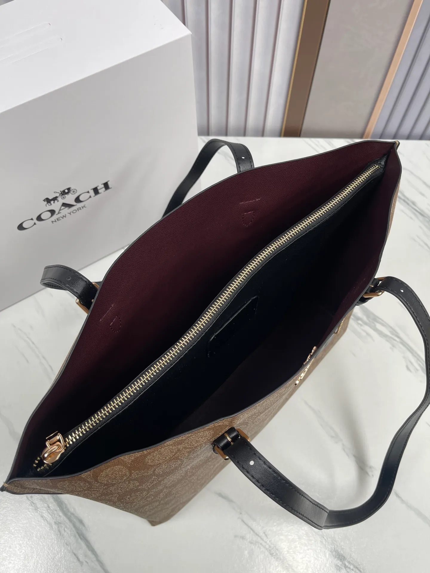P440¥Coach’s counter model mollie tote series, model 1665, the new tote bag, the latest style, with compartments and zippers, convenient and private, and will make you consciously load them in categories. New bag appearance, large capacity, original opening. Size approximately 34/13/28,