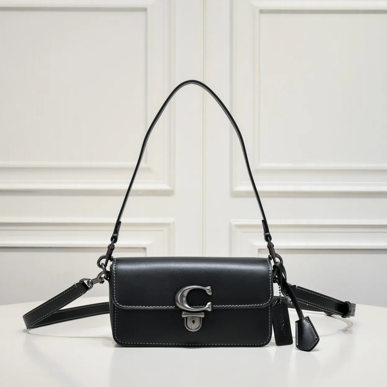 COACH STUDIO BAGUETTE handbag CE331 is a classic bag shape. The lining compartment design retains the original layering, and a card slot design is added inside for convenient storage. The detachable double shoulder strap design can be matched with different styles! Size:20*11*6cm