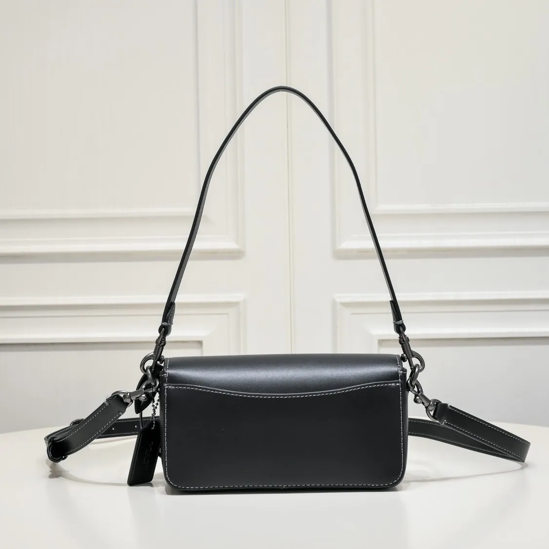COACH STUDIO BAGUETTE handbag CE331 is a classic bag shape. The lining compartment design retains the original layering, and a card slot design is added inside for convenient storage. The detachable double shoulder strap design can be matched with different styles! Size:20*11*6cm