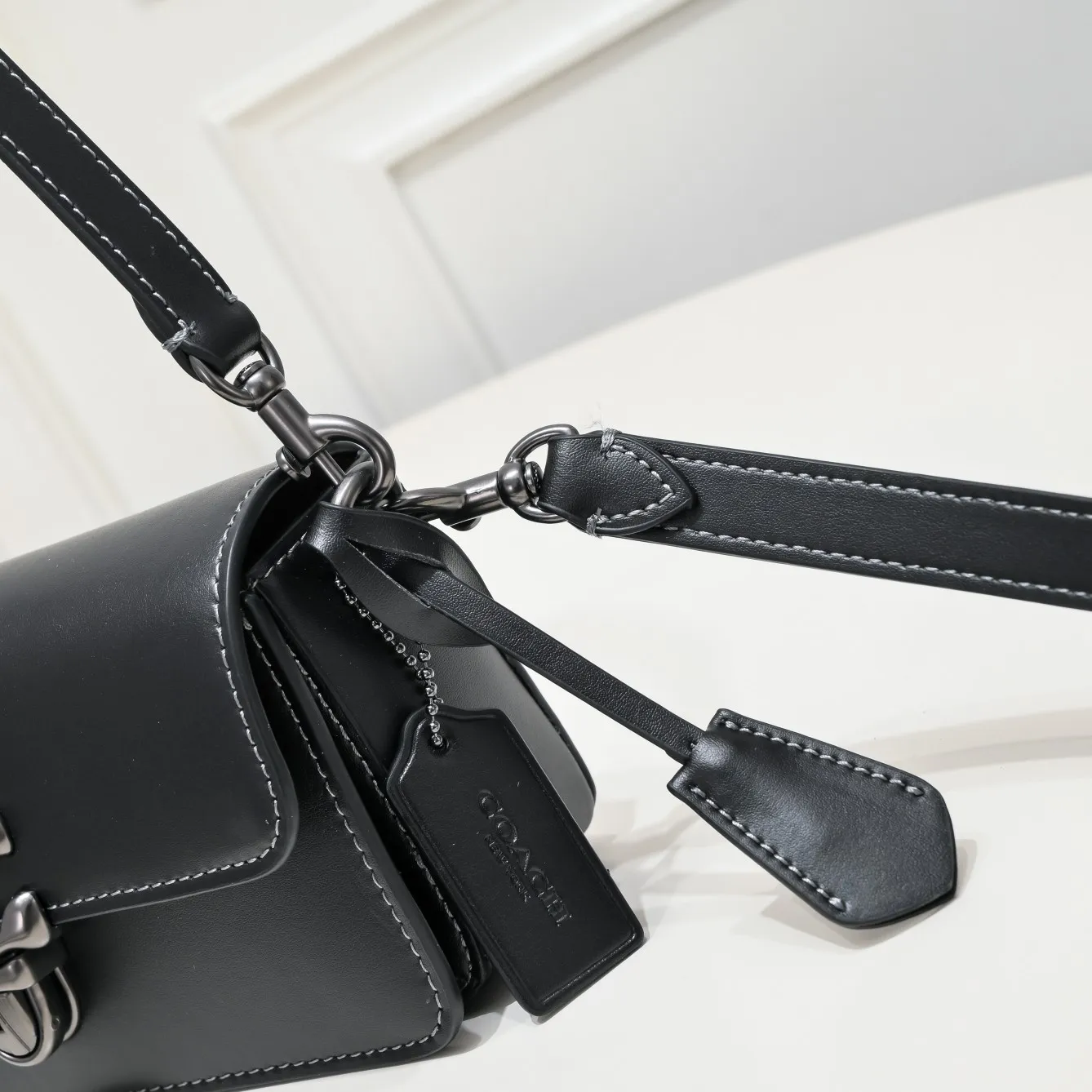 COACH STUDIO BAGUETTE handbag CE331 is a classic bag shape. The lining compartment design retains the original layering, and a card slot design is added inside for convenient storage. The detachable double shoulder strap design can be matched with different styles! Size:20*11*6cm