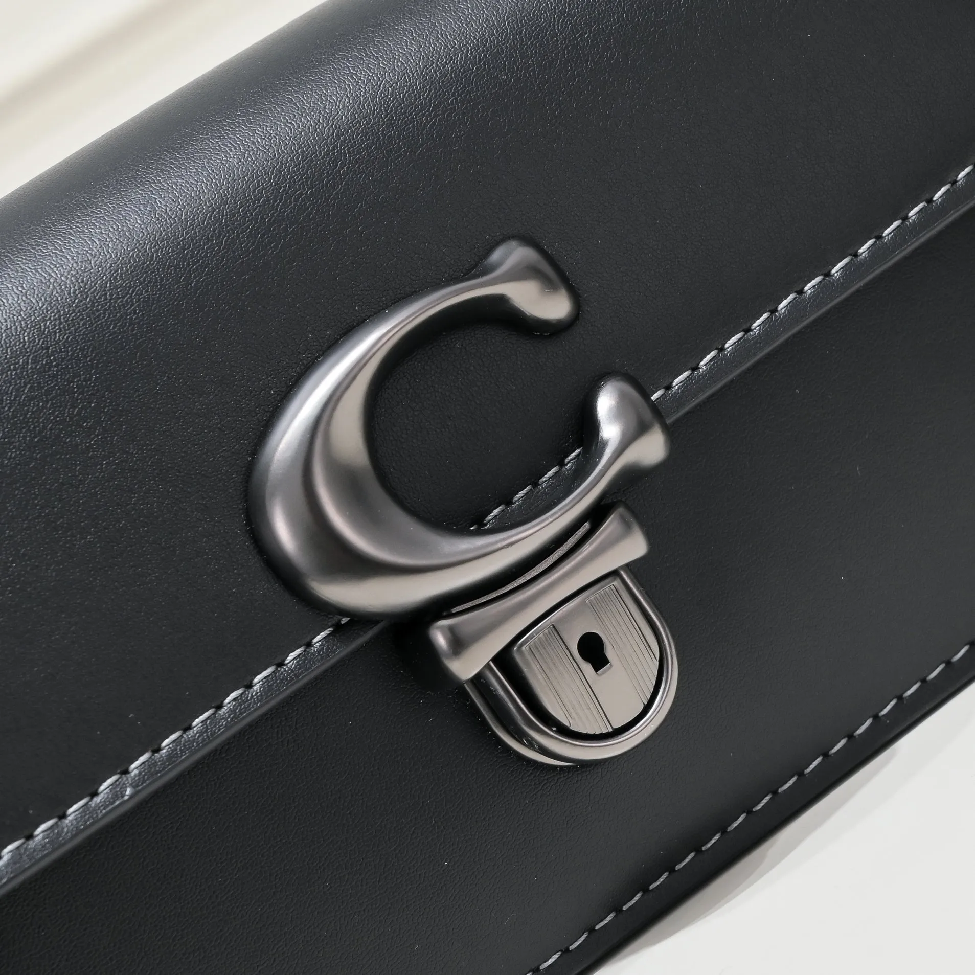 COACH STUDIO BAGUETTE handbag CE331 is a classic bag shape. The lining compartment design retains the original layering, and a card slot design is added inside for convenient storage. The detachable double shoulder strap design can be matched with different styles! Size:20*11*6cm
