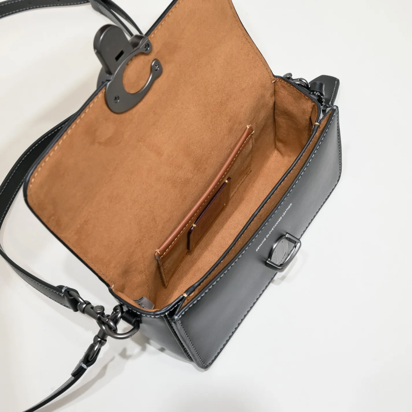 COACH STUDIO BAGUETTE handbag CE331 is a classic bag shape. The lining compartment design retains the original layering, and a card slot design is added inside for convenient storage. The detachable double shoulder strap design can be matched with different styles! Size:20*11*6cm