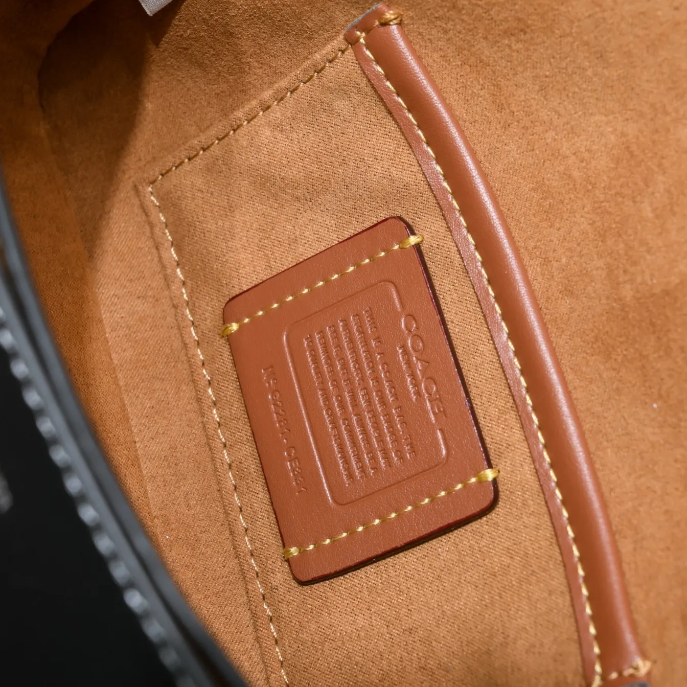 COACH STUDIO BAGUETTE handbag CE331 is a classic bag shape. The lining compartment design retains the original layering, and a card slot design is added inside for convenient storage. The detachable double shoulder strap design can be matched with different styles! Size:20*11*6cm