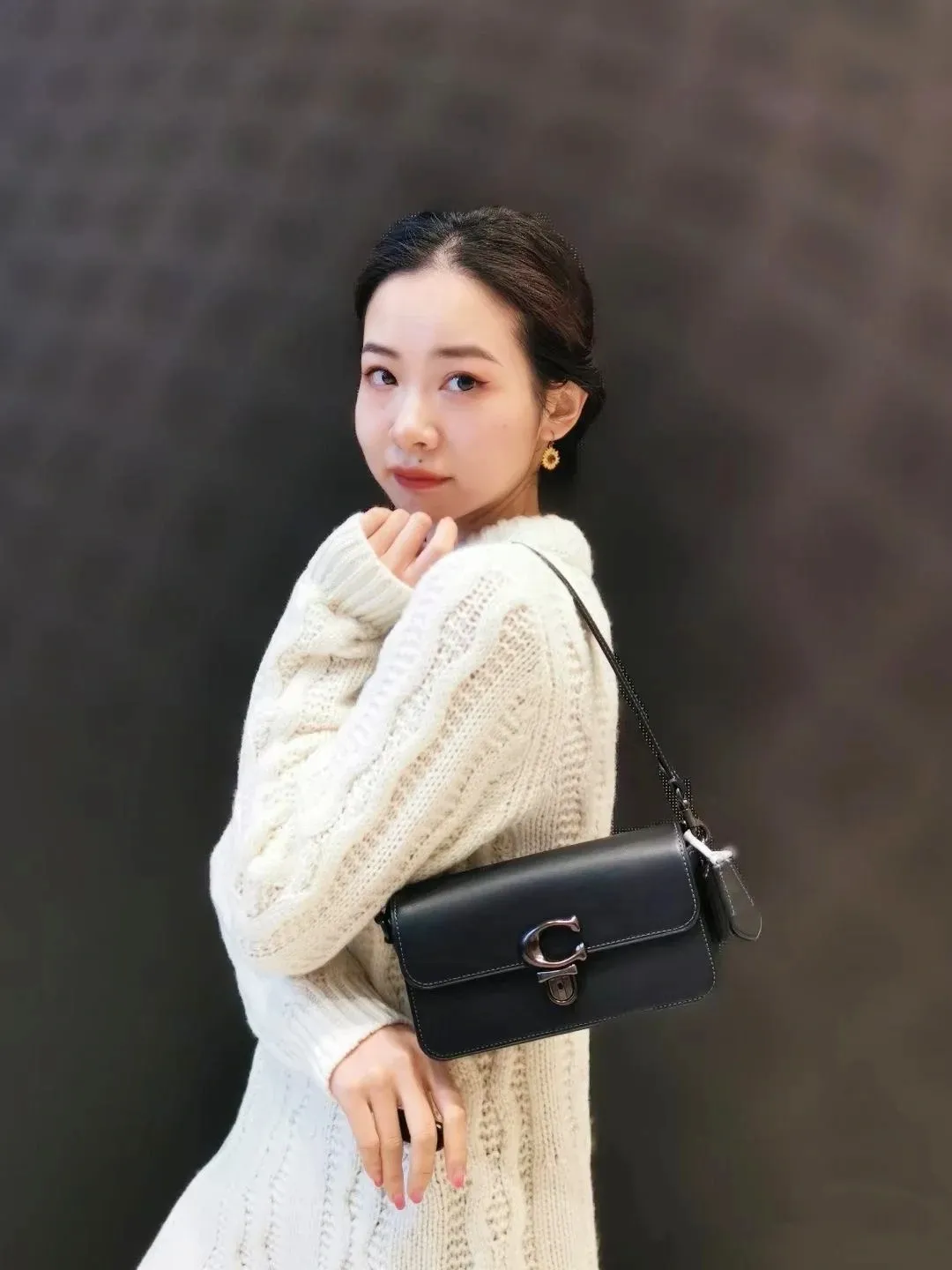 COACH STUDIO BAGUETTE handbag CE331 is a classic bag shape. The lining compartment design retains the original layering, and a card slot design is added inside for convenient storage. The detachable double shoulder strap design can be matched with different styles! Size:20*11*6cm