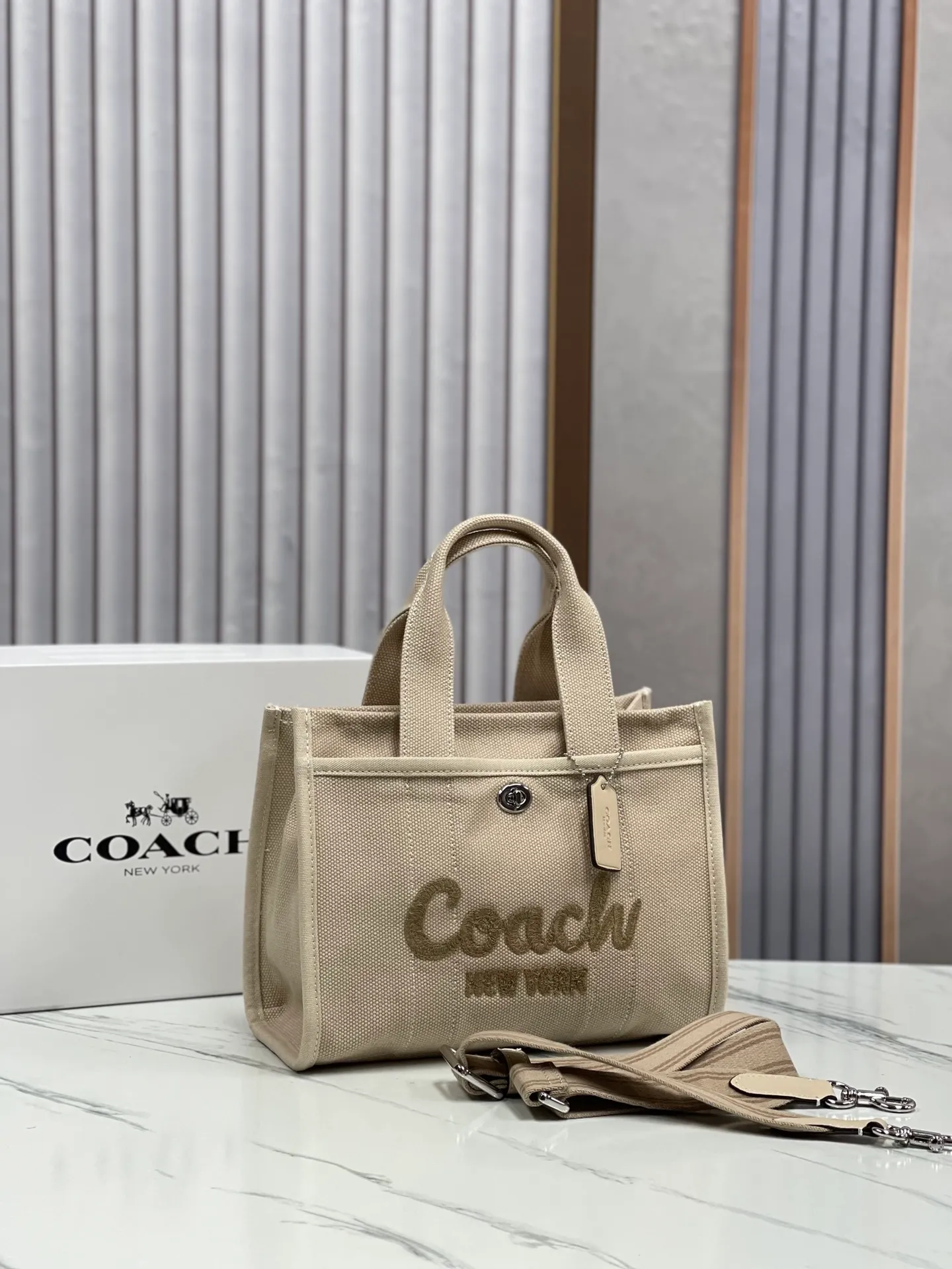 Batch 460💰Coach’s January new model CP428 cargo tote is a must-have for commuting. It meets daily needs. Exquisite letter embroidery texture and full closed zipper design, very safe√Size 26X19.5X13
