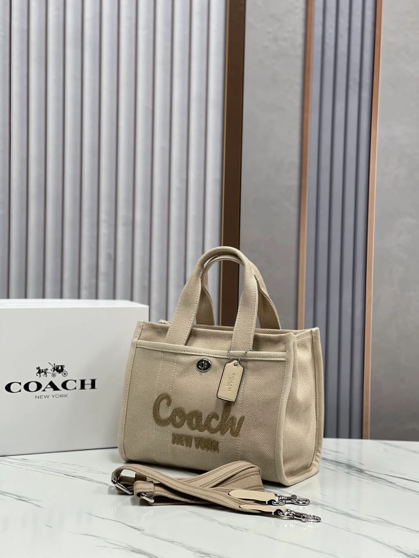 Batch 460💰Coach’s January new model CP428 cargo tote is a must-have for commuting. It meets daily needs. Exquisite letter embroidery texture and full closed zipper design, very safe√Size 26X19.5X13