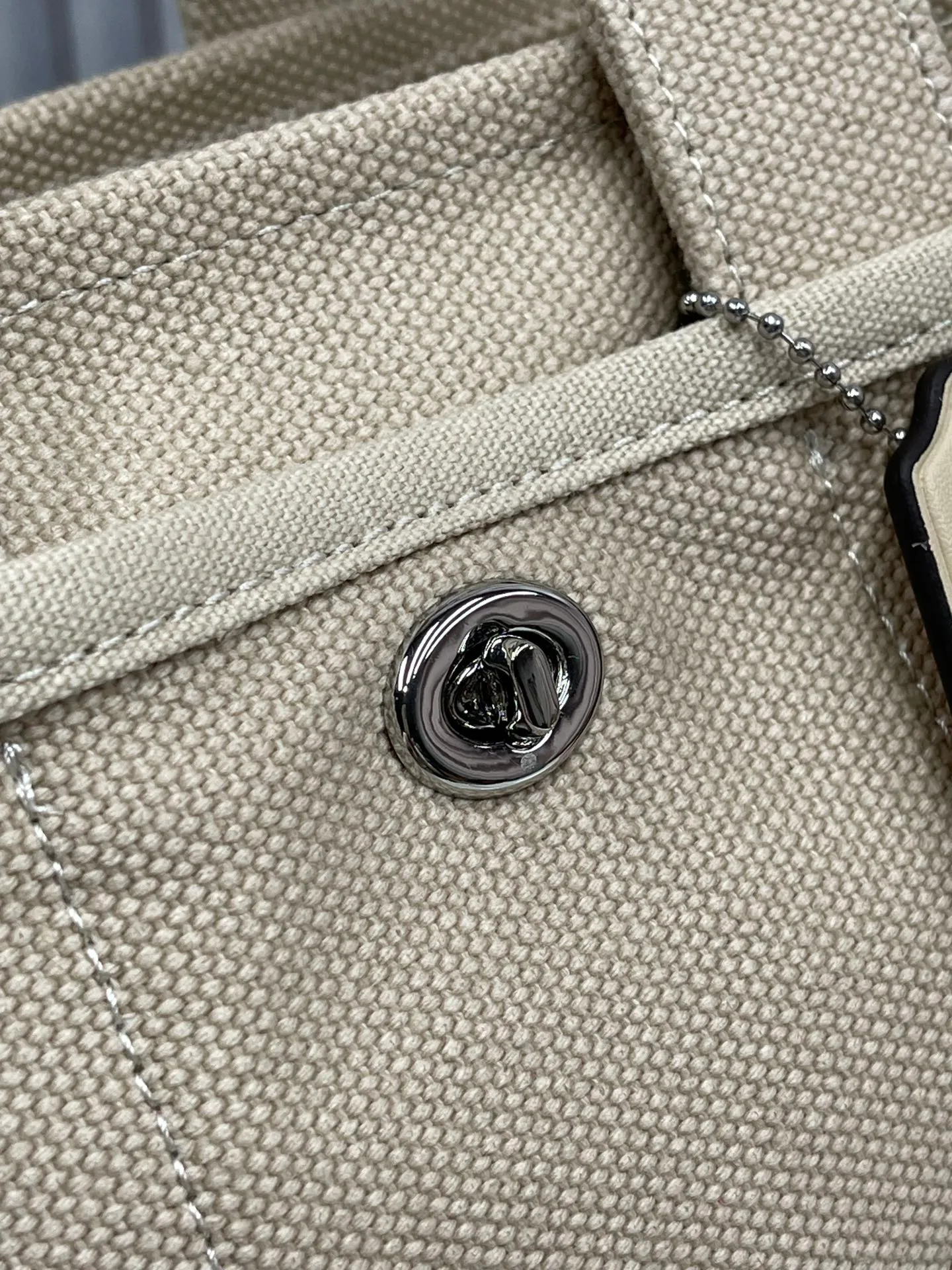 Batch 460💰Coach’s January new model CP428 cargo tote is a must-have for commuting. It meets daily needs. Exquisite letter embroidery texture and full closed zipper design, very safe√Size 26X19.5X13