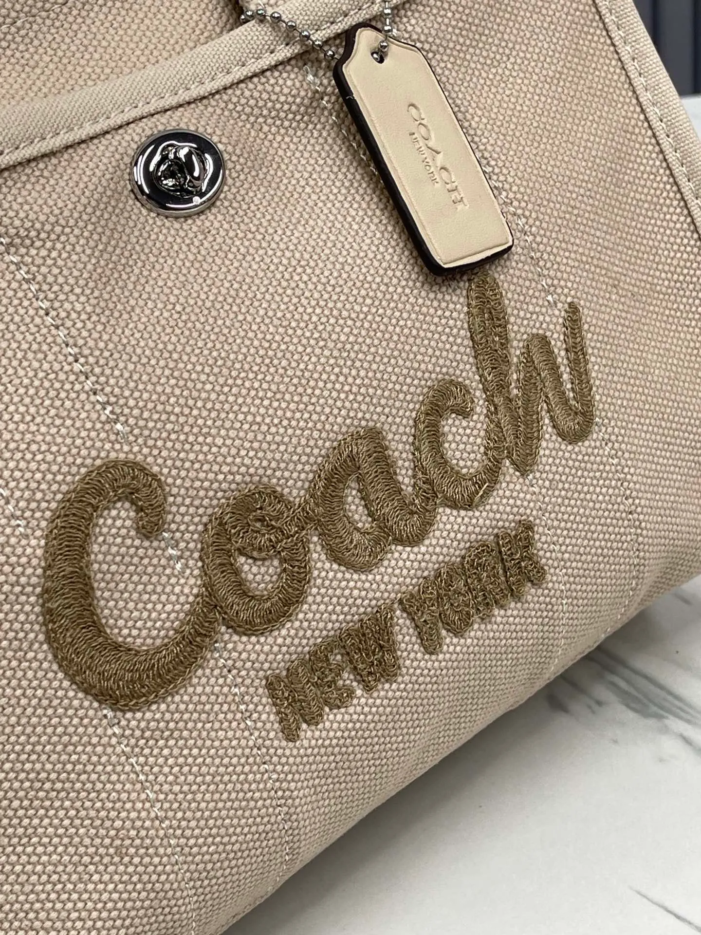 Batch 460💰Coach’s January new model CP428 cargo tote is a must-have for commuting. It meets daily needs. Exquisite letter embroidery texture and full closed zipper design, very safe√Size 26X19.5X13