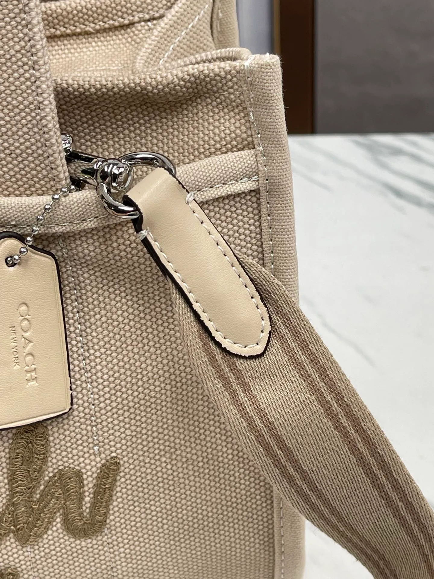 Batch 460💰Coach’s January new model CP428 cargo tote is a must-have for commuting. It meets daily needs. Exquisite letter embroidery texture and full closed zipper design, very safe√Size 26X19.5X13