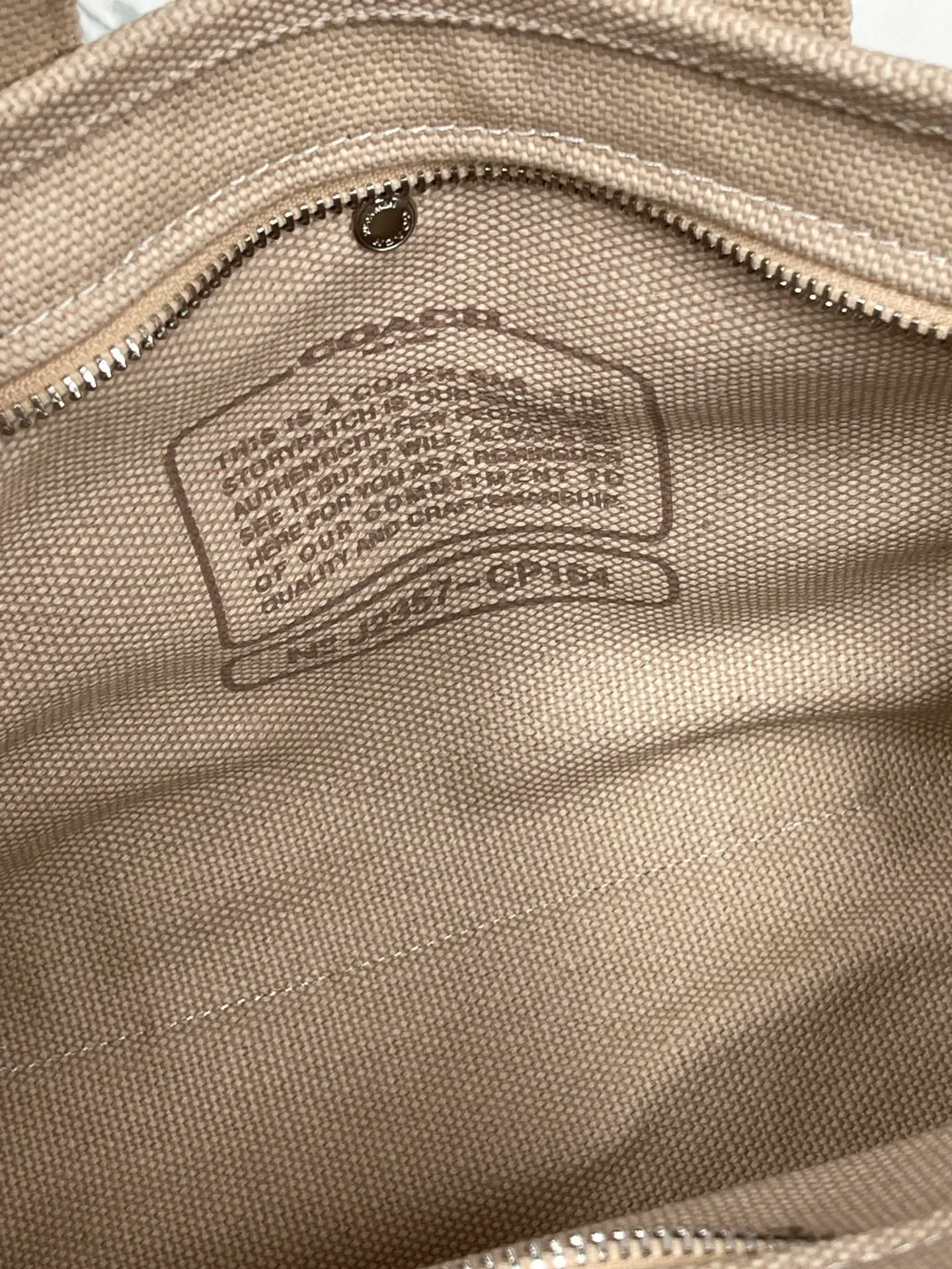 Batch 460💰Coach’s January new model CP428 cargo tote is a must-have for commuting. It meets daily needs. Exquisite letter embroidery texture and full closed zipper design, very safe√Size 26X19.5X13