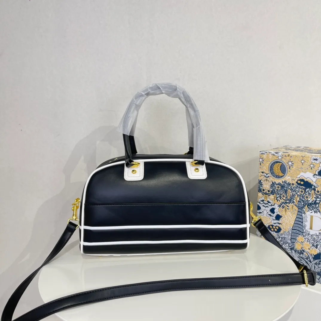 All categories Official website "Brand Women's Bags" Women's Bags 💙 DIOR 2022 Official New Dior Crossbody Bag Wholesale Large Size 58002000 Small Size 58001900 High Quality Specifications: Large Size 33-19.5-11CM Small Size 19-13-8CM
