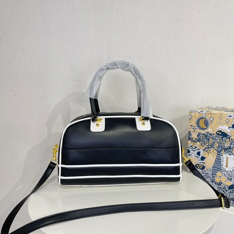 All categories Official website "Brand Women's Bags" Women's Bags 💙 DIOR 2022 Official New Dior Crossbody Bag Wholesale Large Size 58002000 Small Size 58001900 High Quality Specifications: Large Size 33-19.5-11CM Small Size 19-13-8CM