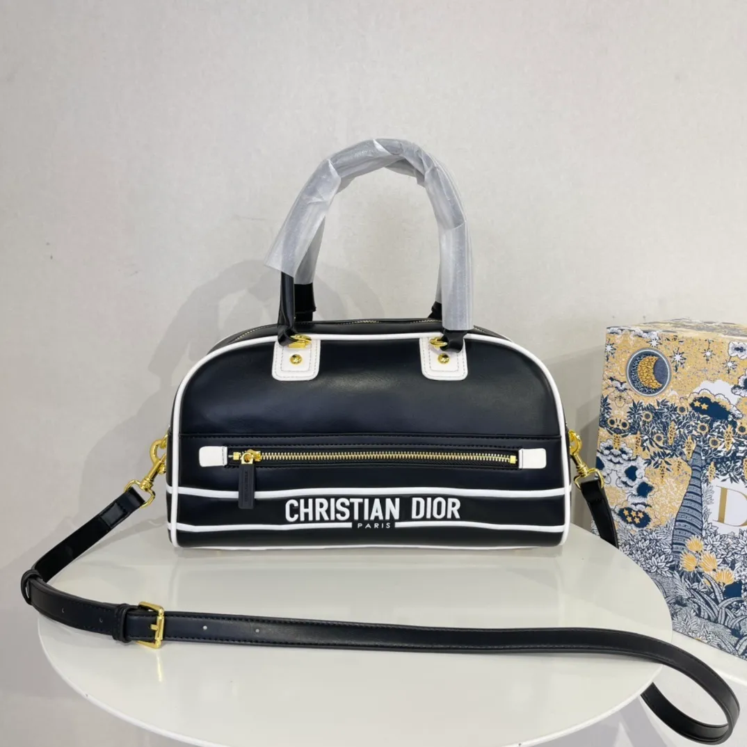 All categories Official website "Brand Women's Bags" Women's Bags 💙 DIOR 2022 Official New Dior Crossbody Bag Wholesale Large Size 58002000 Small Size 58001900 High Quality Specifications: Large Size 33-19.5-11CM Small Size 19-13-8CM