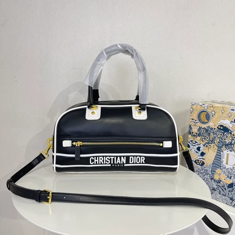 All categories Official website "Brand Women's Bags" Women's Bags 💙 DIOR 2022 Official New Dior Crossbody Bag Wholesale Large Size 58002000 Small Size 58001900 High Quality Specifications: Large Size 33-19.5-11CM Small Size 19-13-8CM
