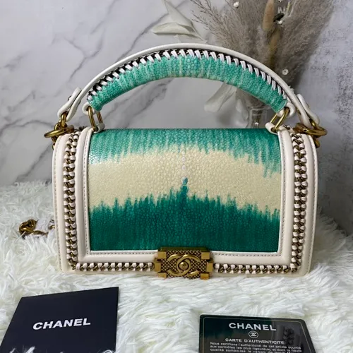 All Categories Official Website "Brand Women's Bags" Women's Bags 💙 DIOR Dior Rare Pearl Fish BOY Handle Pearl Fish Leather Bag The surroundings are purely hand-woven and equipped with retro hardware. The reason why the fully imported sheepskin lining is named "Le Boy" is mainly due to Ms. Coco's Boyish attitude. Director Karl Lagerfeld