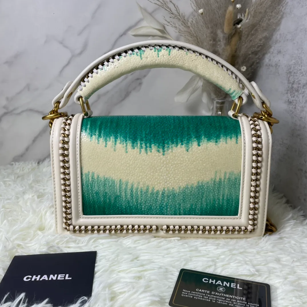 All Categories Official Website "Brand Women's Bags" Women's Bags 💙 DIOR Dior Rare Pearl Fish BOY Handle Pearl Fish Leather Bag The surroundings are purely hand-woven and equipped with retro hardware. The reason why the fully imported sheepskin lining is named "Le Boy" is mainly due to Ms. Coco's Boyish attitude. Director Karl Lagerfeld