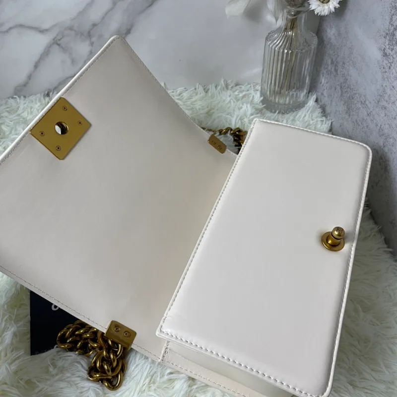 All Categories Official Website "Brand Women's Bags" Women's Bags 💙 DIOR Dior Rare Pearl Fish BOY Handle Pearl Fish Leather Bag The surroundings are purely hand-woven and equipped with retro hardware. The reason why the fully imported sheepskin lining is named "Le Boy" is mainly due to Ms. Coco's Boyish attitude. Director Karl Lagerfeld