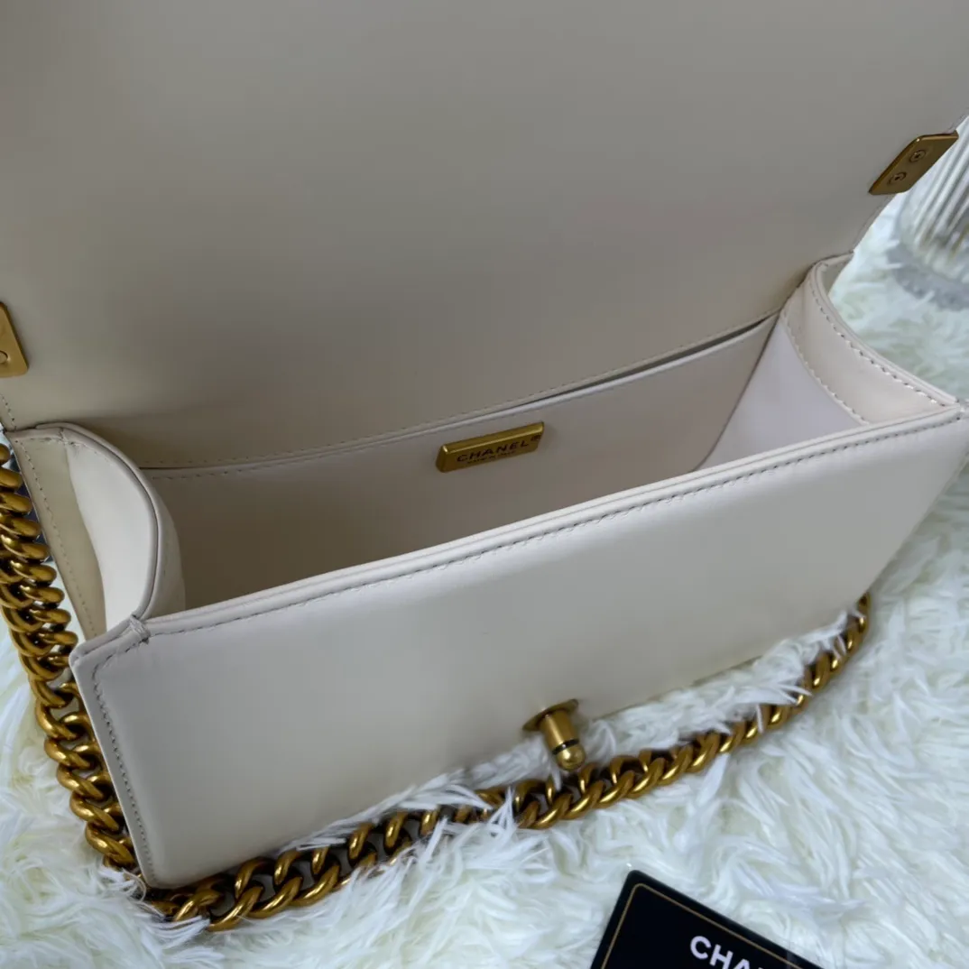 All Categories Official Website "Brand Women's Bags" Women's Bags 💙 DIOR Dior Rare Pearl Fish BOY Handle Pearl Fish Leather Bag The surroundings are purely hand-woven and equipped with retro hardware. The reason why the fully imported sheepskin lining is named "Le Boy" is mainly due to Ms. Coco's Boyish attitude. Director Karl Lagerfeld