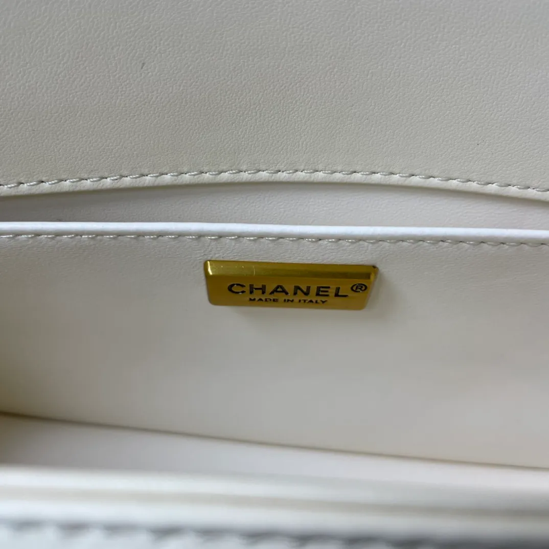 All Categories Official Website "Brand Women's Bags" Women's Bags 💙 DIOR Dior Rare Pearl Fish BOY Handle Pearl Fish Leather Bag The surroundings are purely hand-woven and equipped with retro hardware. The reason why the fully imported sheepskin lining is named "Le Boy" is mainly due to Ms. Coco's Boyish attitude. Director Karl Lagerfeld