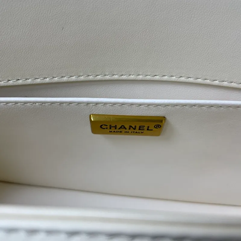 All Categories Official Website "Brand Women's Bags" Women's Bags 💙 DIOR Dior Rare Pearl Fish BOY Handle Pearl Fish Leather Bag The surroundings are purely hand-woven and equipped with retro hardware. The reason why the fully imported sheepskin lining is named "Le Boy" is mainly due to Ms. Coco's Boyish attitude. Director Karl Lagerfeld