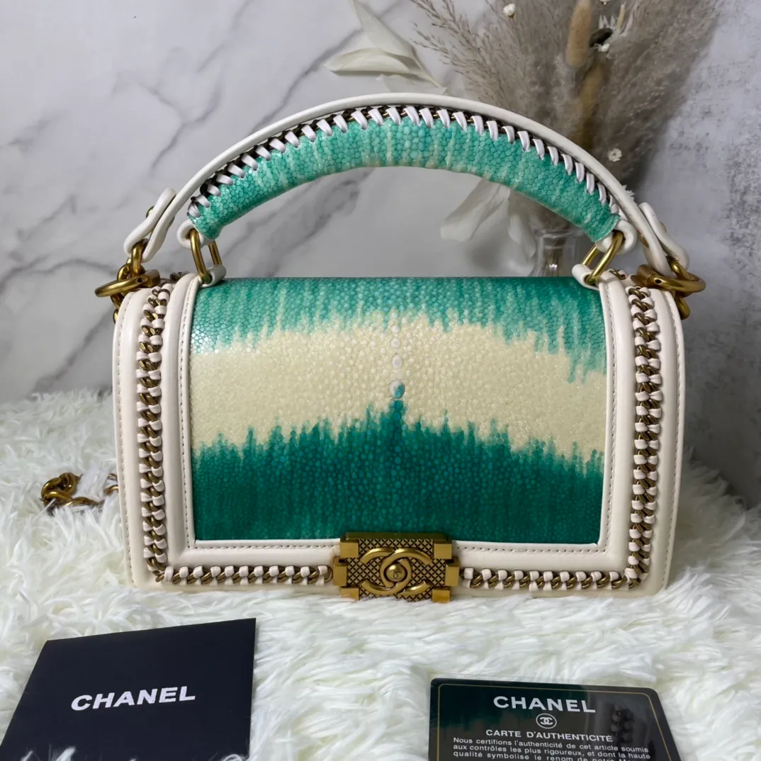 All Categories Official Website "Brand Women's Bags" Women's Bags 💙 DIOR Dior Rare Pearl Fish BOY Handle Pearl Fish Leather Bag The surroundings are purely hand-woven and equipped with retro hardware. The reason why the fully imported sheepskin lining is named "Le Boy" is mainly due to Ms. Coco's Boyish attitude. Director Karl Lagerfeld