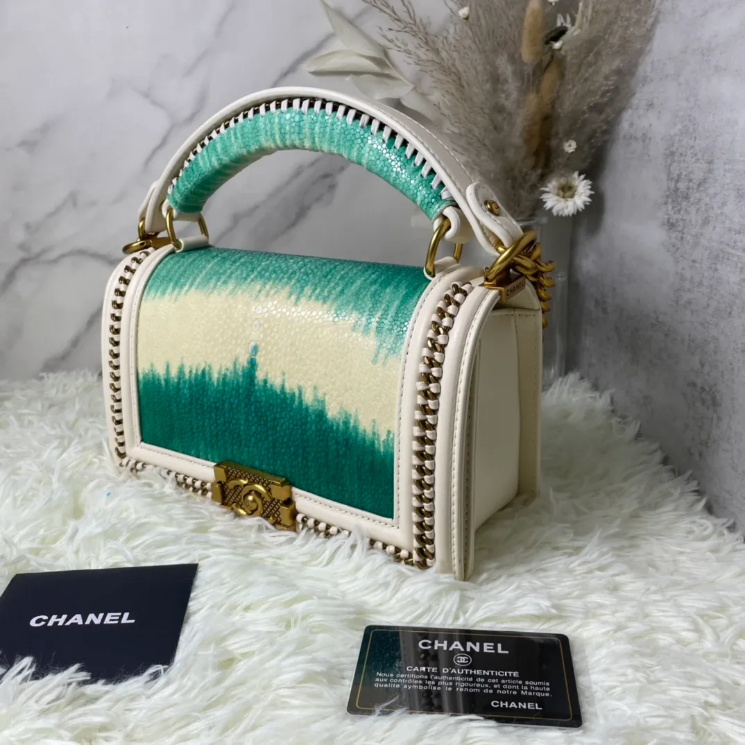 All Categories Official Website "Brand Women's Bags" Women's Bags 💙 DIOR Dior Rare Pearl Fish BOY Handle Pearl Fish Leather Bag The surroundings are purely hand-woven and equipped with retro hardware. The reason why the fully imported sheepskin lining is named "Le Boy" is mainly due to Ms. Coco's Boyish attitude. Director Karl Lagerfeld