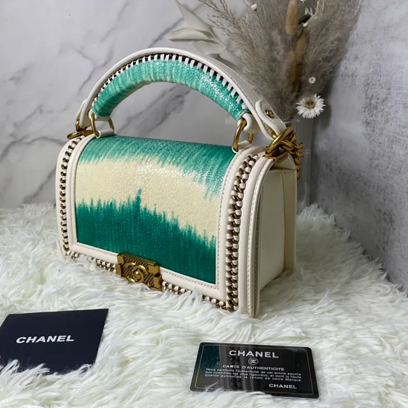 All Categories Official Website "Brand Women's Bags" Women's Bags 💙 DIOR Dior Rare Pearl Fish BOY Handle Pearl Fish Leather Bag The surroundings are purely hand-woven and equipped with retro hardware. The reason why the fully imported sheepskin lining is named "Le Boy" is mainly due to Ms. Coco's Boyish attitude. Director Karl Lagerfeld