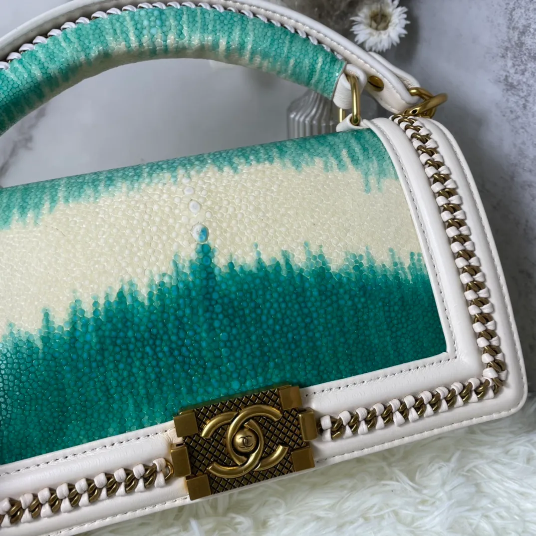 All Categories Official Website "Brand Women's Bags" Women's Bags 💙 DIOR Dior Rare Pearl Fish BOY Handle Pearl Fish Leather Bag The surroundings are purely hand-woven and equipped with retro hardware. The reason why the fully imported sheepskin lining is named "Le Boy" is mainly due to Ms. Coco's Boyish attitude. Director Karl Lagerfeld
