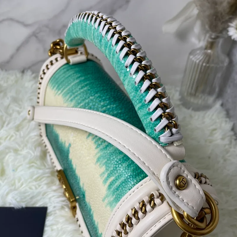 All Categories Official Website "Brand Women's Bags" Women's Bags 💙 DIOR Dior Rare Pearl Fish BOY Handle Pearl Fish Leather Bag The surroundings are purely hand-woven and equipped with retro hardware. The reason why the fully imported sheepskin lining is named "Le Boy" is mainly due to Ms. Coco's Boyish attitude. Director Karl Lagerfeld