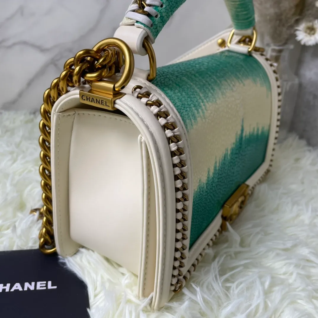 All Categories Official Website "Brand Women's Bags" Women's Bags 💙 DIOR Dior Rare Pearl Fish BOY Handle Pearl Fish Leather Bag The surroundings are purely hand-woven and equipped with retro hardware. The reason why the fully imported sheepskin lining is named "Le Boy" is mainly due to Ms. Coco's Boyish attitude. Director Karl Lagerfeld