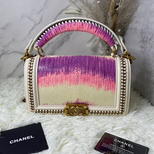 All Categories Official Website "Brand Women's Bags" Women's Bags 💙 DIOR Dior Rare Pearl Fish BOY Handle Pearl Fish Leather Bag The surroundings are purely hand-woven and equipped with retro hardware. The reason why the fully imported sheepskin lining is named "Le Boy" is mainly due to Ms. Coco's Boyish attitude. Director Karl Lagerfeld