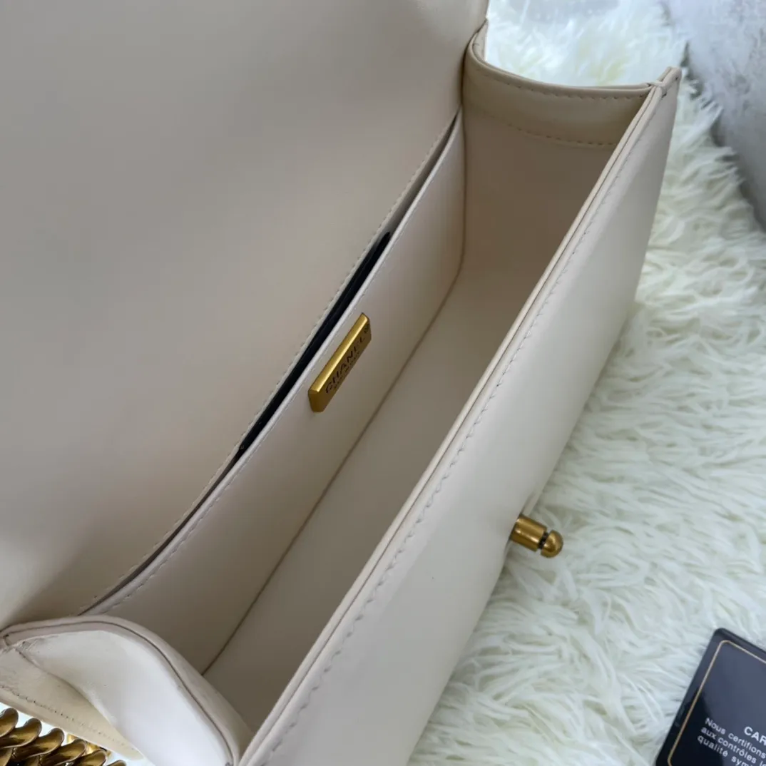 All Categories Official Website "Brand Women's Bags" Women's Bags 💙 DIOR Dior Rare Pearl Fish BOY Handle Pearl Fish Leather Bag The surroundings are purely hand-woven and equipped with retro hardware. The reason why the fully imported sheepskin lining is named "Le Boy" is mainly due to Ms. Coco's Boyish attitude. Director Karl Lagerfeld