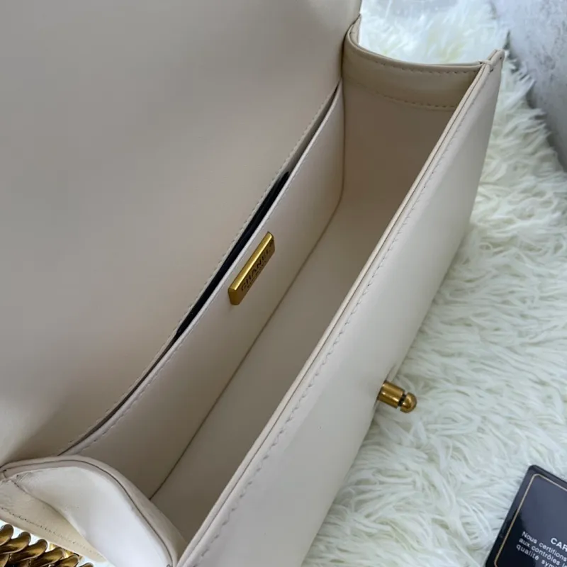 All Categories Official Website "Brand Women's Bags" Women's Bags 💙 DIOR Dior Rare Pearl Fish BOY Handle Pearl Fish Leather Bag The surroundings are purely hand-woven and equipped with retro hardware. The reason why the fully imported sheepskin lining is named "Le Boy" is mainly due to Ms. Coco's Boyish attitude. Director Karl Lagerfeld