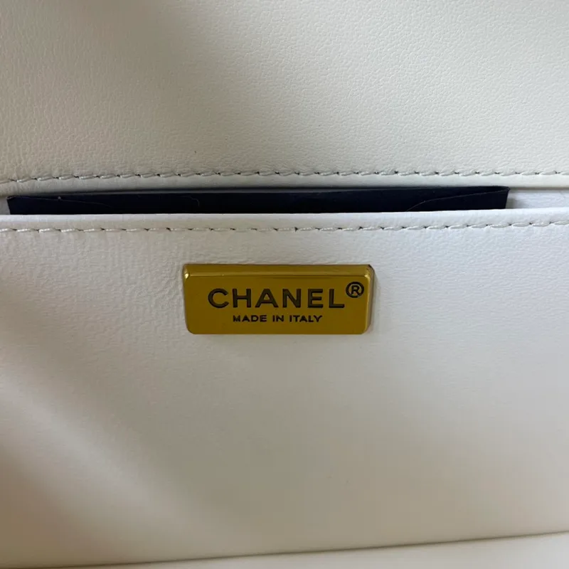 All Categories Official Website "Brand Women's Bags" Women's Bags 💙 DIOR Dior Rare Pearl Fish BOY Handle Pearl Fish Leather Bag The surroundings are purely hand-woven and equipped with retro hardware. The reason why the fully imported sheepskin lining is named "Le Boy" is mainly due to Ms. Coco's Boyish attitude. Director Karl Lagerfeld