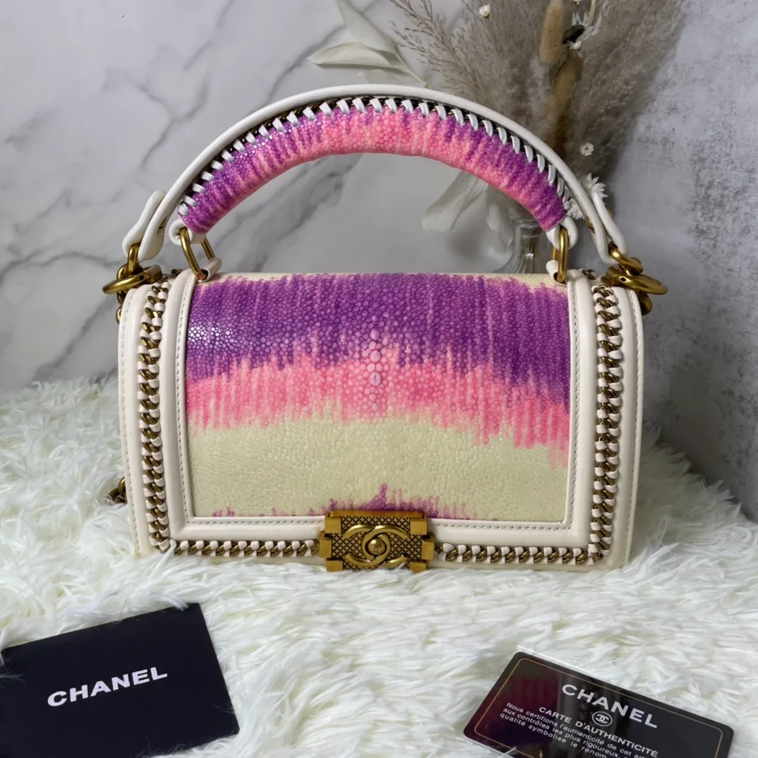 All Categories Official Website "Brand Women's Bags" Women's Bags 💙 DIOR Dior Rare Pearl Fish BOY Handle Pearl Fish Leather Bag The surroundings are purely hand-woven and equipped with retro hardware. The reason why the fully imported sheepskin lining is named "Le Boy" is mainly due to Ms. Coco's Boyish attitude. Director Karl Lagerfeld