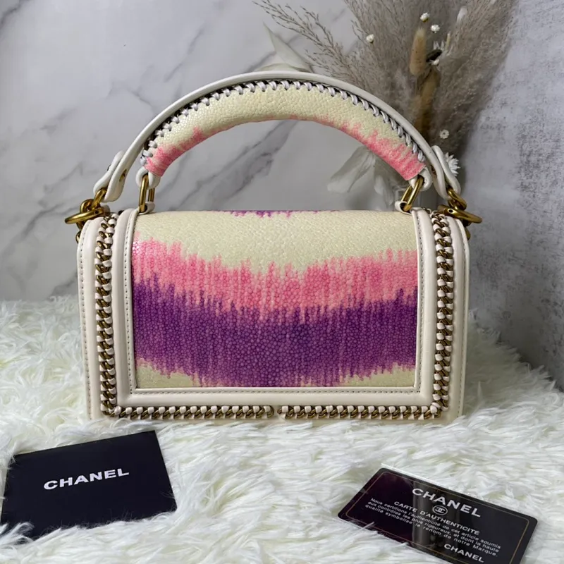 All Categories Official Website "Brand Women's Bags" Women's Bags 💙 DIOR Dior Rare Pearl Fish BOY Handle Pearl Fish Leather Bag The surroundings are purely hand-woven and equipped with retro hardware. The reason why the fully imported sheepskin lining is named "Le Boy" is mainly due to Ms. Coco's Boyish attitude. Director Karl Lagerfeld