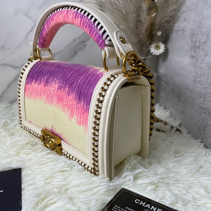All Categories Official Website "Brand Women's Bags" Women's Bags 💙 DIOR Dior Rare Pearl Fish BOY Handle Pearl Fish Leather Bag The surroundings are purely hand-woven and equipped with retro hardware. The reason why the fully imported sheepskin lining is named "Le Boy" is mainly due to Ms. Coco's Boyish attitude. Director Karl Lagerfeld