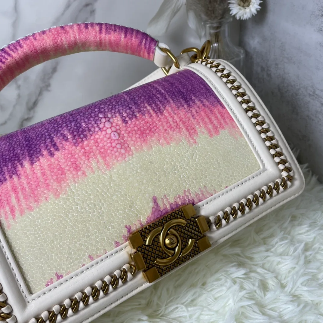All Categories Official Website "Brand Women's Bags" Women's Bags 💙 DIOR Dior Rare Pearl Fish BOY Handle Pearl Fish Leather Bag The surroundings are purely hand-woven and equipped with retro hardware. The reason why the fully imported sheepskin lining is named "Le Boy" is mainly due to Ms. Coco's Boyish attitude. Director Karl Lagerfeld