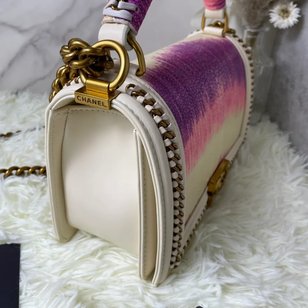 All Categories Official Website "Brand Women's Bags" Women's Bags 💙 DIOR Dior Rare Pearl Fish BOY Handle Pearl Fish Leather Bag The surroundings are purely hand-woven and equipped with retro hardware. The reason why the fully imported sheepskin lining is named "Le Boy" is mainly due to Ms. Coco's Boyish attitude. Director Karl Lagerfeld