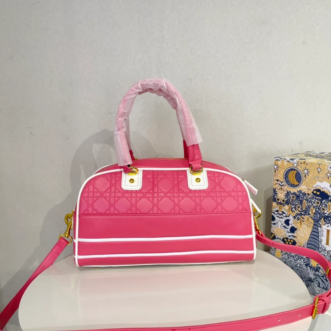 All categories Official website "Brand Women's Bags" Women's Bags 💙 DIOR 2022 Official New Dior Crossbody Bag Wholesale Large Size 58002000 Small Size 58001900 High Quality Specifications: Large Size 33-19.5-11CM Small Size 19-13-8CM