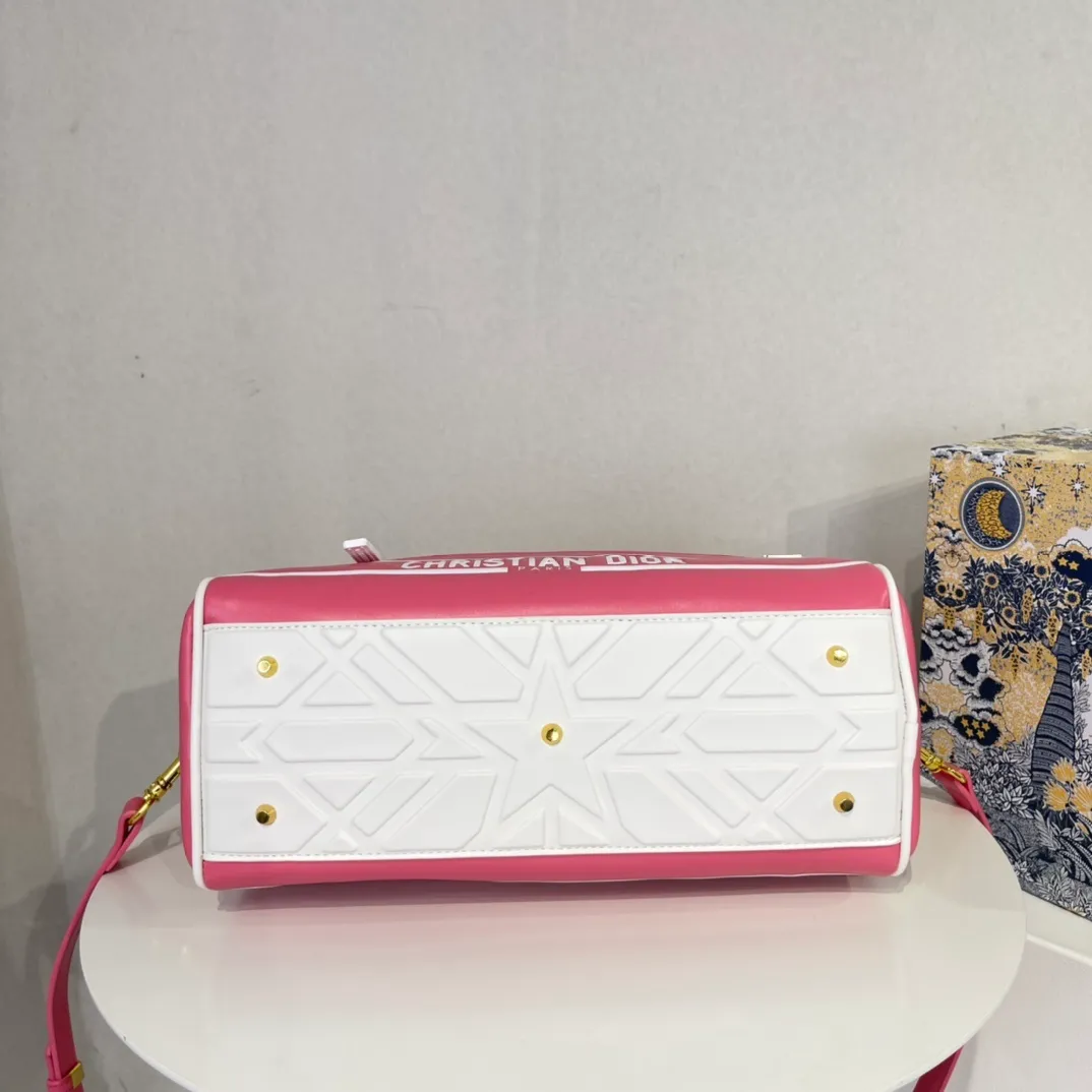 All categories Official website "Brand Women's Bags" Women's Bags 💙 DIOR 2022 Official New Dior Crossbody Bag Wholesale Large Size 58002000 Small Size 58001900 High Quality Specifications: Large Size 33-19.5-11CM Small Size 19-13-8CM