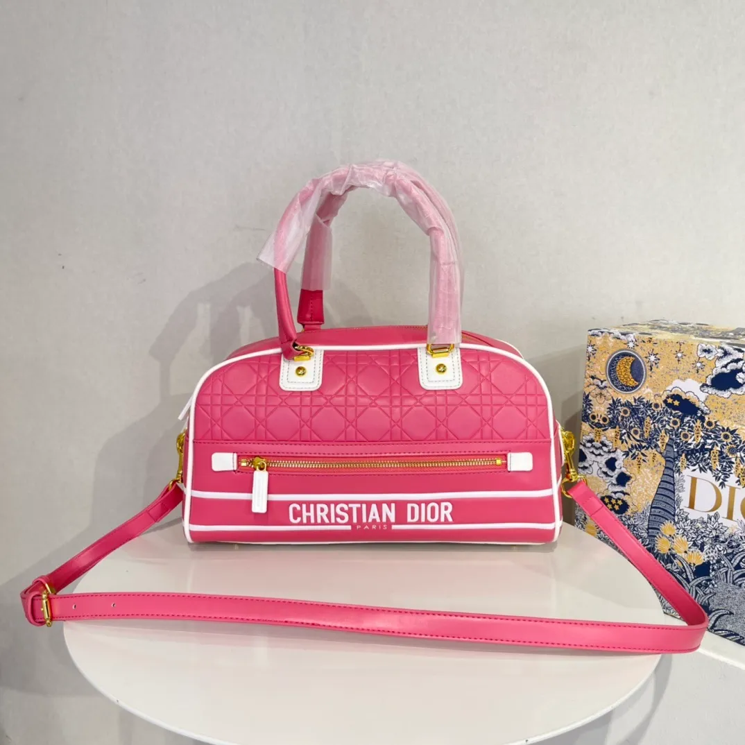 All categories Official website "Brand Women's Bags" Women's Bags 💙 DIOR 2022 Official New Dior Crossbody Bag Wholesale Large Size 58002000 Small Size 58001900 High Quality Specifications: Large Size 33-19.5-11CM Small Size 19-13-8CM