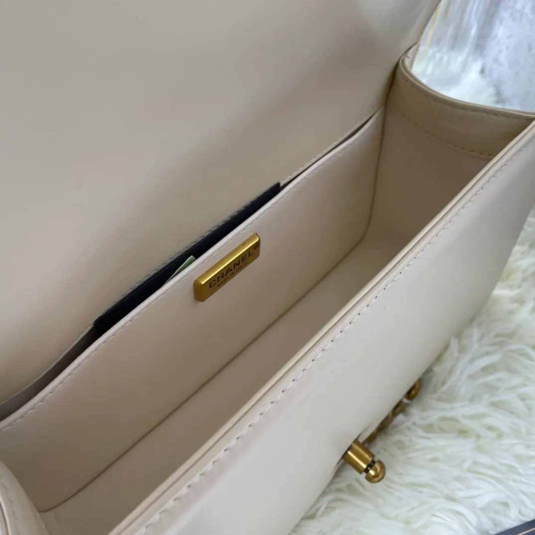 All Categories Official Website "Brand Women's Bags" Women's Bags 💙 DIOR Dior Rare Pearl Fish BOY Handle Pearl Fish Leather Bag The surroundings are purely hand-woven and equipped with retro hardware. The reason why the fully imported sheepskin lining is named "Le Boy" is mainly due to Ms. Coco's Boyish attitude. Director Karl Lagerfeld