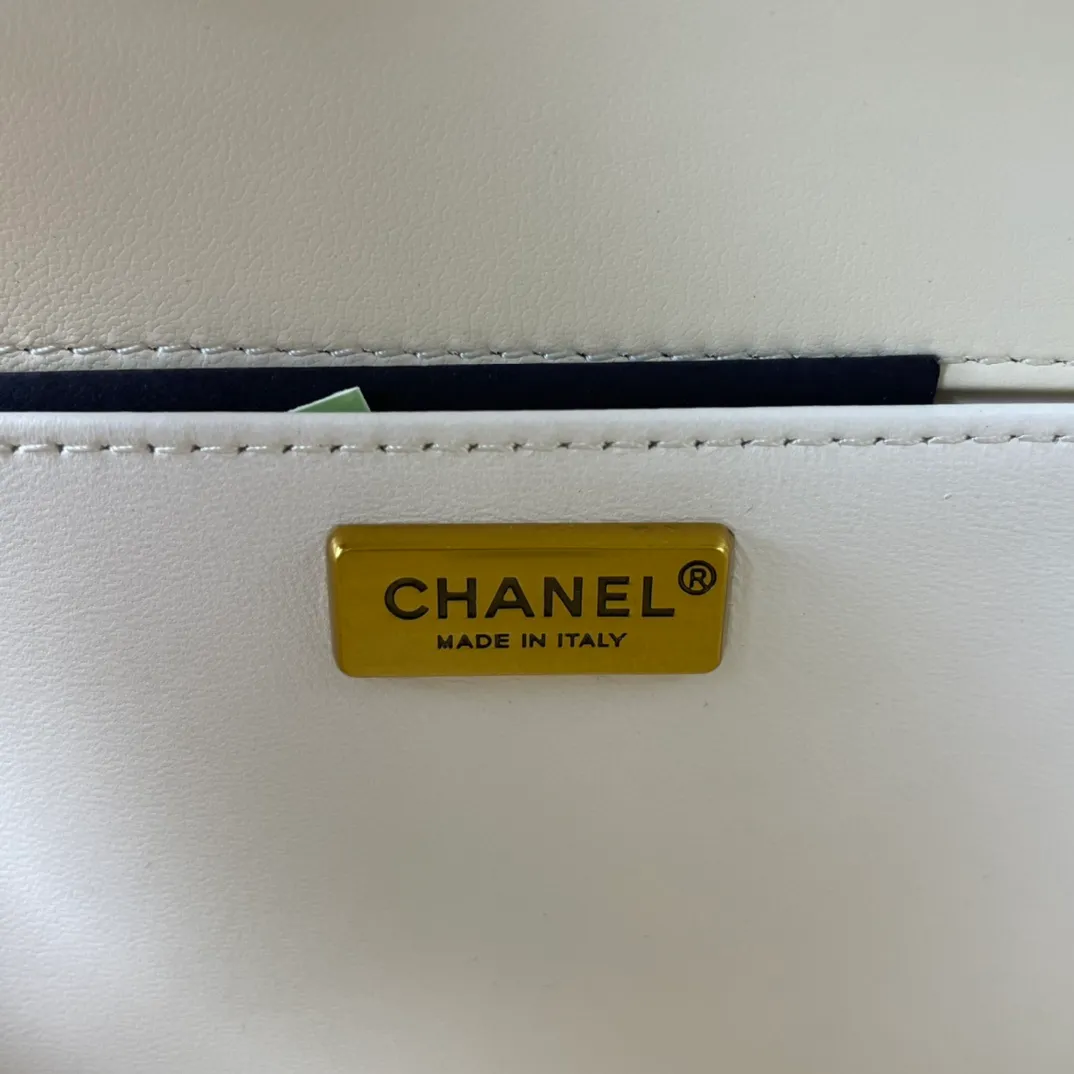 All Categories Official Website "Brand Women's Bags" Women's Bags 💙 DIOR Dior Rare Pearl Fish BOY Handle Pearl Fish Leather Bag The surroundings are purely hand-woven and equipped with retro hardware. The reason why the fully imported sheepskin lining is named "Le Boy" is mainly due to Ms. Coco's Boyish attitude. Director Karl Lagerfeld