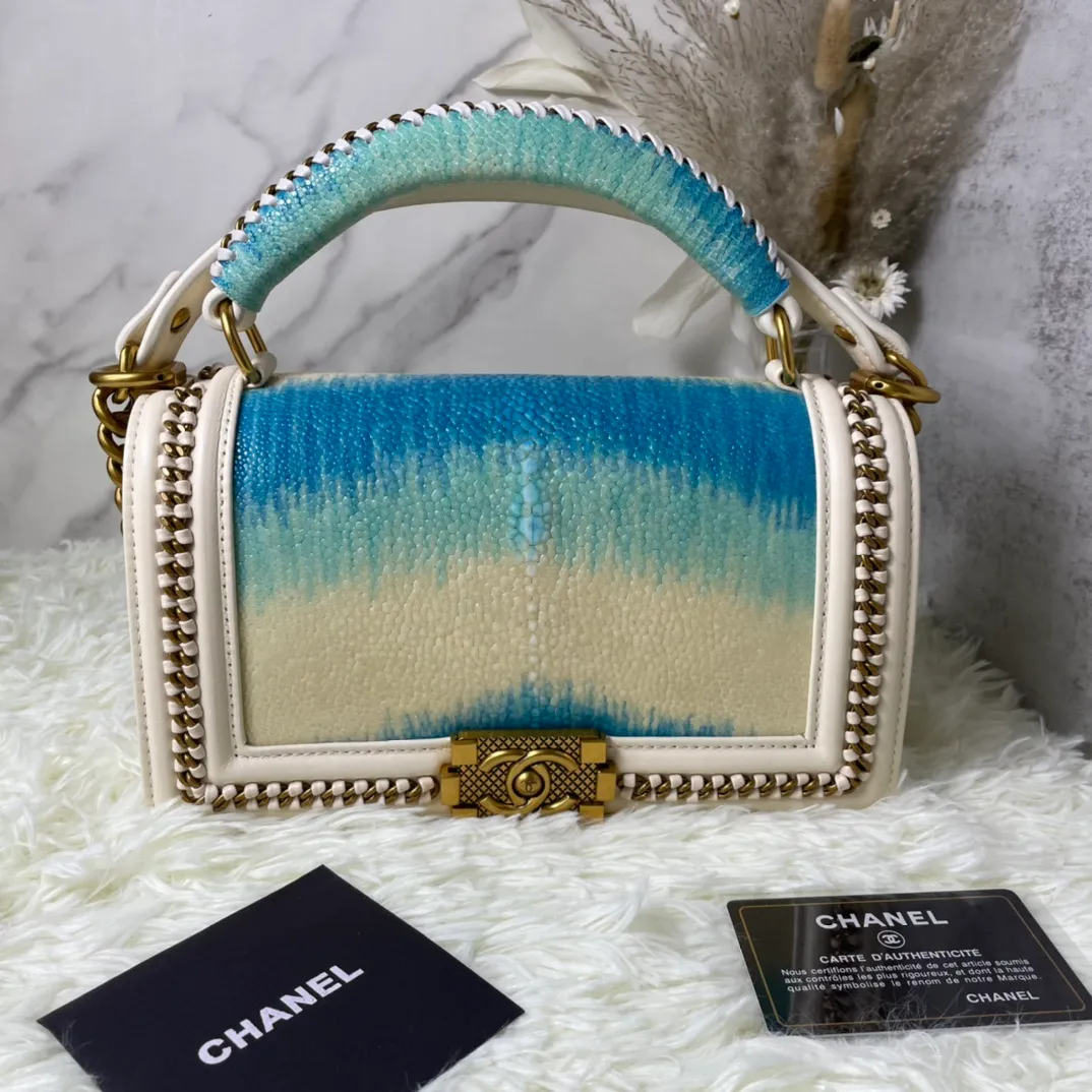 All Categories Official Website "Brand Women's Bags" Women's Bags 💙 DIOR Dior Rare Pearl Fish BOY Handle Pearl Fish Leather Bag The surroundings are purely hand-woven and equipped with retro hardware. The reason why the fully imported sheepskin lining is named "Le Boy" is mainly due to Ms. Coco's Boyish attitude. Director Karl Lagerfeld