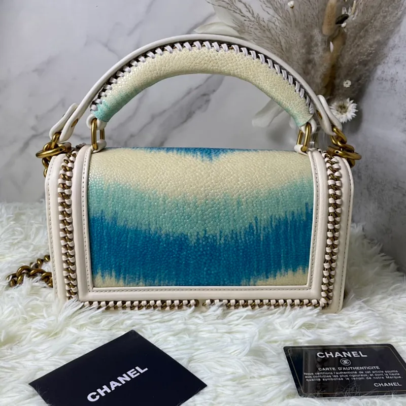 All Categories Official Website "Brand Women's Bags" Women's Bags 💙 DIOR Dior Rare Pearl Fish BOY Handle Pearl Fish Leather Bag The surroundings are purely hand-woven and equipped with retro hardware. The reason why the fully imported sheepskin lining is named "Le Boy" is mainly due to Ms. Coco's Boyish attitude. Director Karl Lagerfeld
