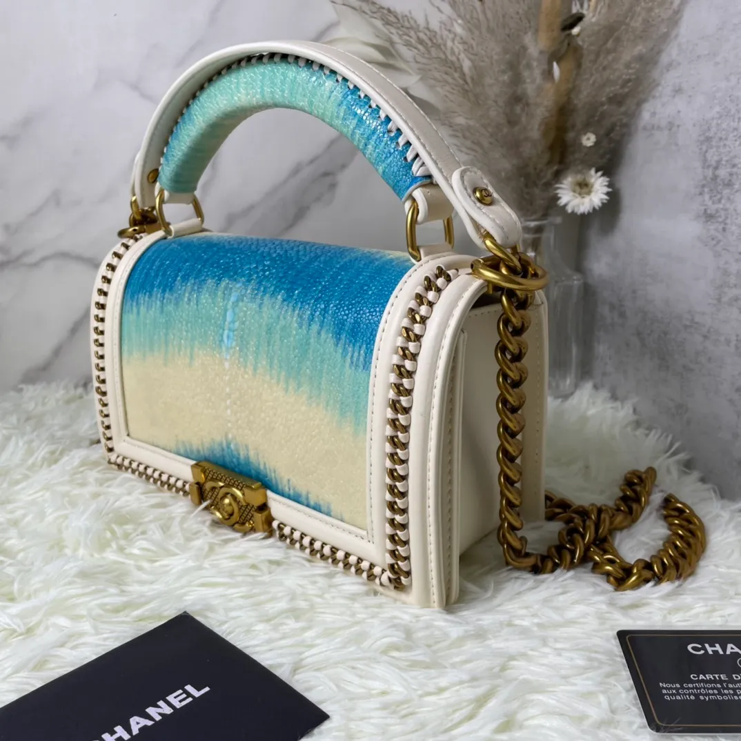 All Categories Official Website "Brand Women's Bags" Women's Bags 💙 DIOR Dior Rare Pearl Fish BOY Handle Pearl Fish Leather Bag The surroundings are purely hand-woven and equipped with retro hardware. The reason why the fully imported sheepskin lining is named "Le Boy" is mainly due to Ms. Coco's Boyish attitude. Director Karl Lagerfeld