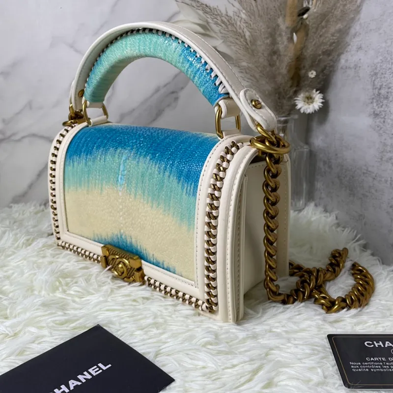 All Categories Official Website "Brand Women's Bags" Women's Bags 💙 DIOR Dior Rare Pearl Fish BOY Handle Pearl Fish Leather Bag The surroundings are purely hand-woven and equipped with retro hardware. The reason why the fully imported sheepskin lining is named "Le Boy" is mainly due to Ms. Coco's Boyish attitude. Director Karl Lagerfeld